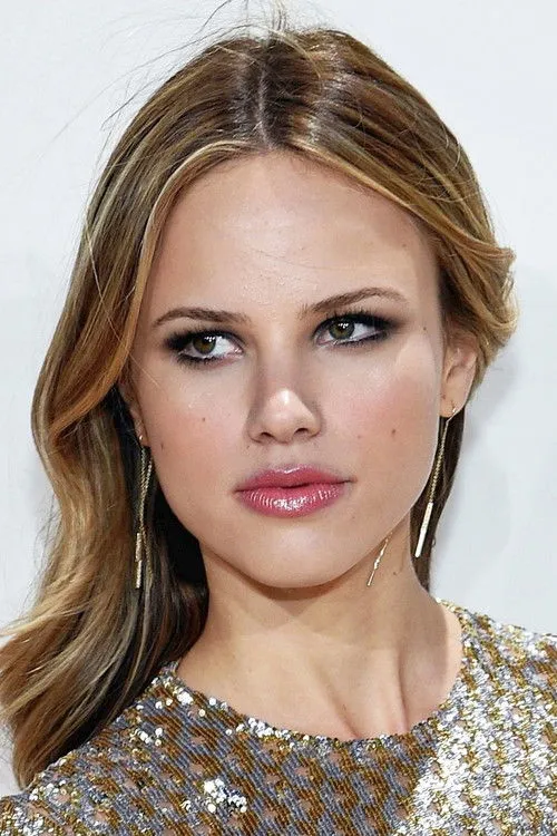 Halston Sage photo