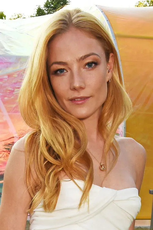 Clara Paget photo
