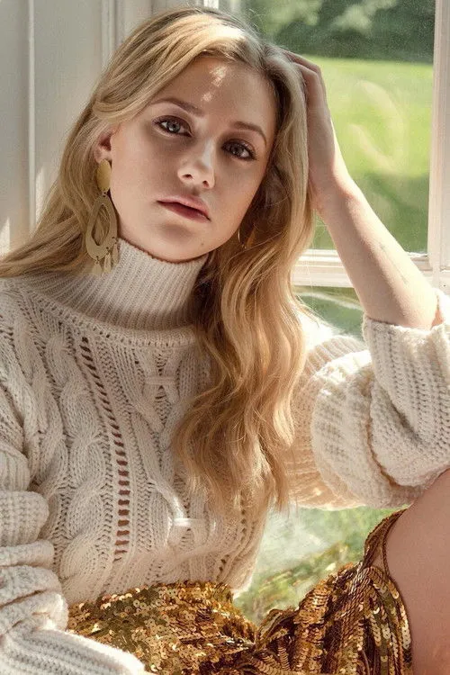 Lili Reinhart photo