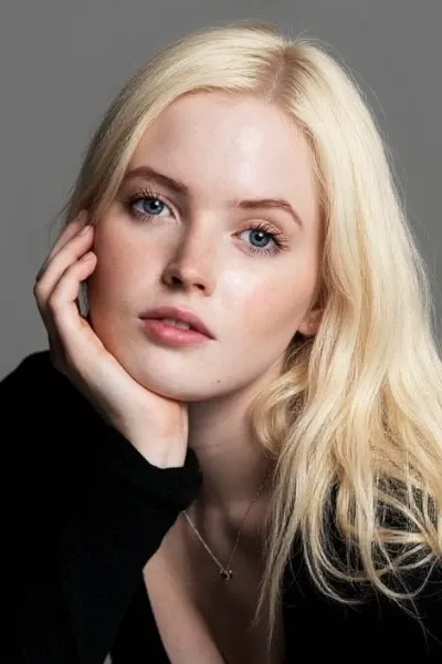 Ellie Bamber photo
