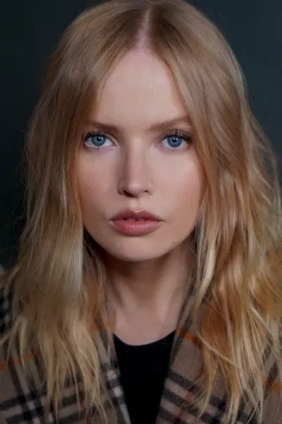 Ellie Bamber photo