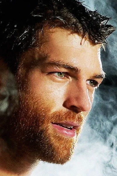 Liam McIntyre photo