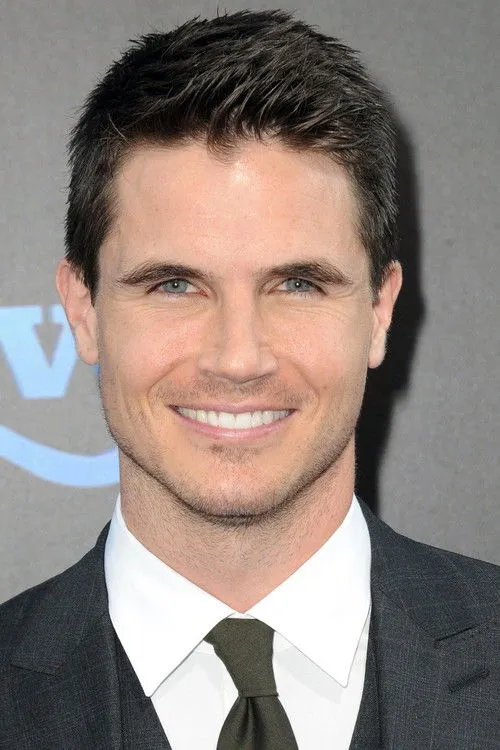 Robbie Amell photo