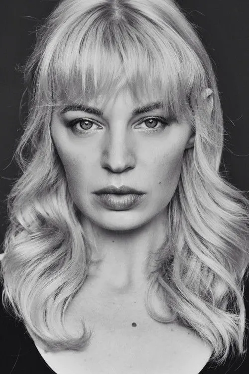 Chloe Farnworth photo