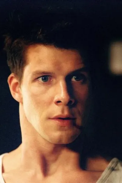 Eric Mabius photo