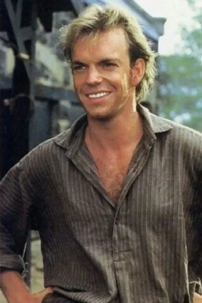 Hugo Weaving photo