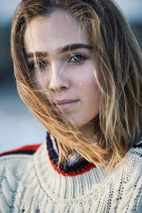 Haley Lu Richardson photo