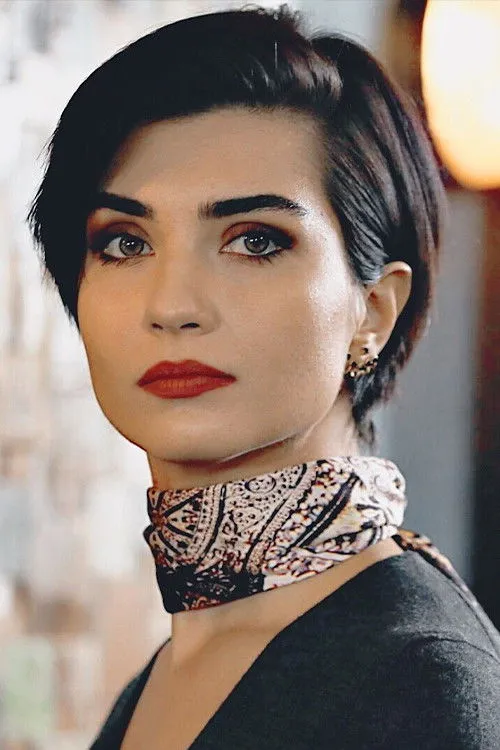 Tuba Büyüküstün photo