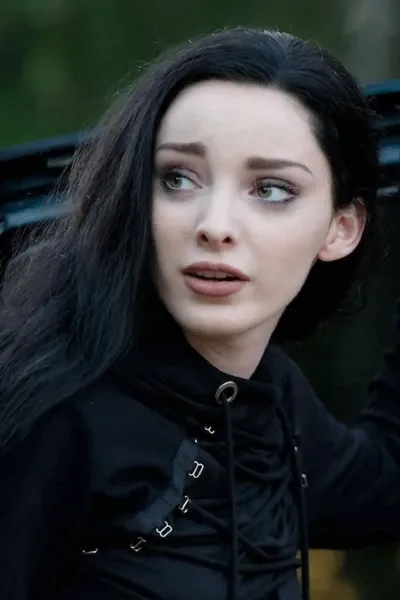 Emma Dumont photo