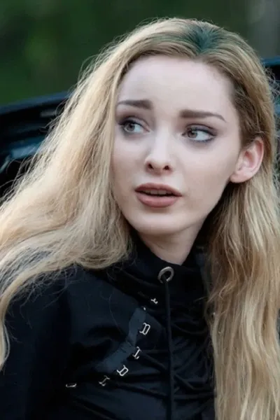 Emma Dumont photo