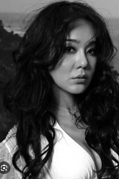 Yunjin Kim photo