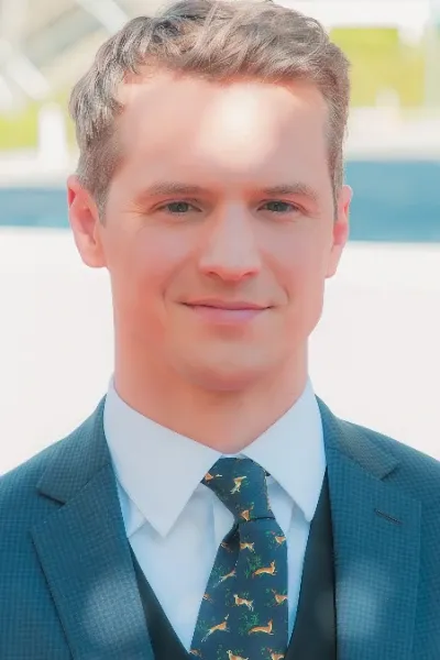 Freddie Stroma photo