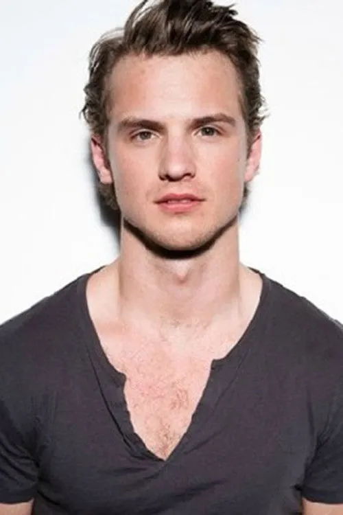 Freddie Stroma photo
