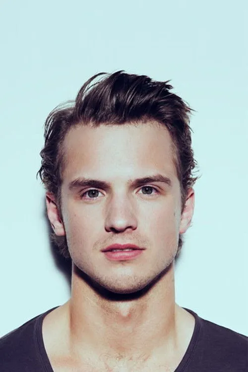 Freddie Stroma photo