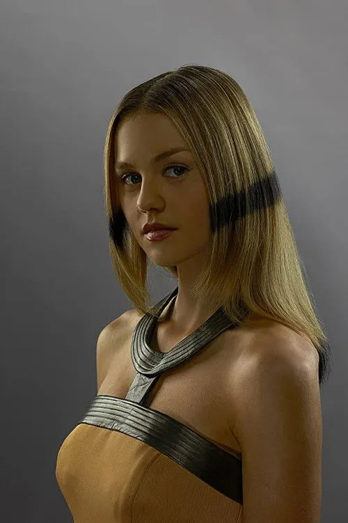 Isabelle Cornish photo
