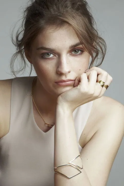 Amber Anderson photo