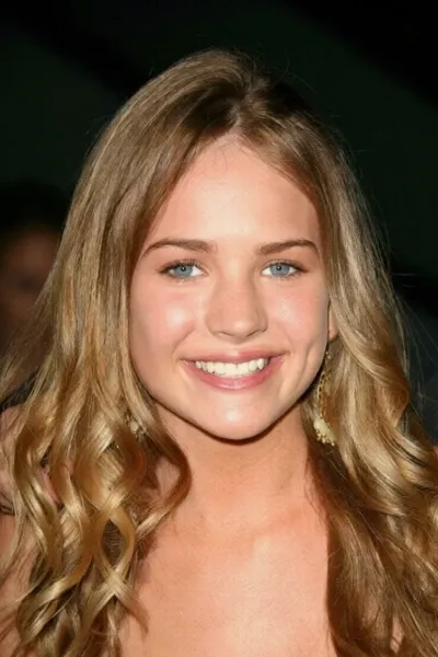 Britt Robertson photo