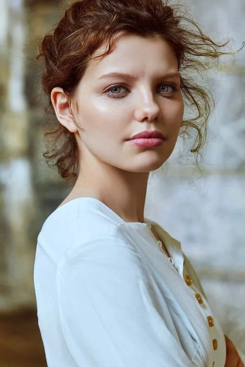 Chloë Levine photo