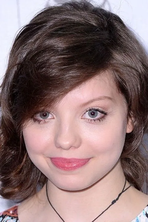 Chloë Levine photo