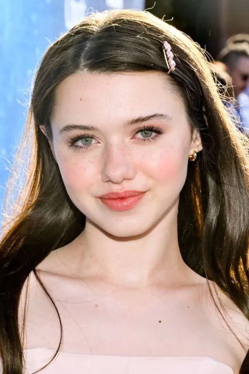 Violet McGraw photo