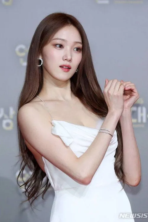 Lee Sung-kyung photo