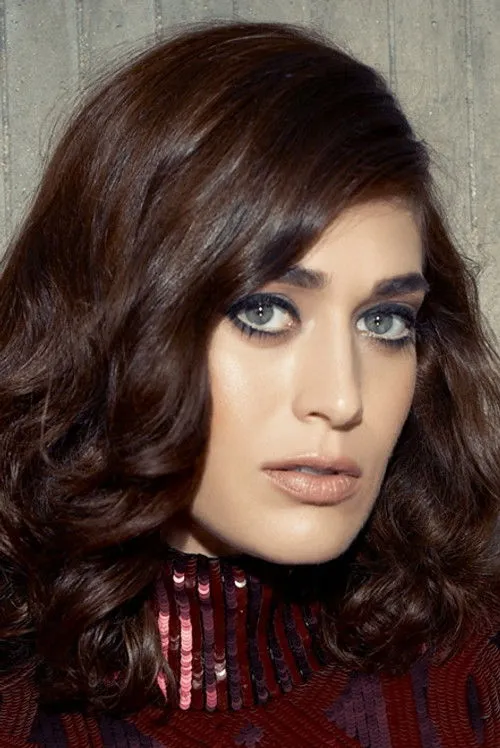 Lizzy Caplan photo