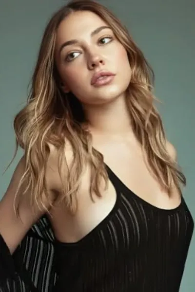Madelyn Cline photo