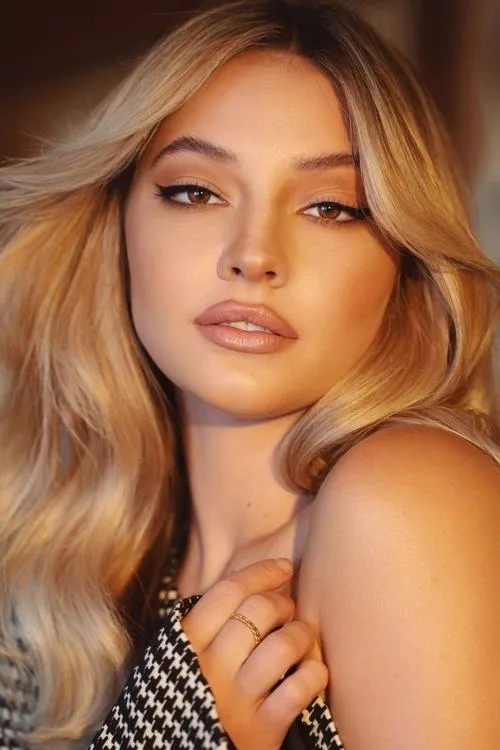 Madelyn Cline photo