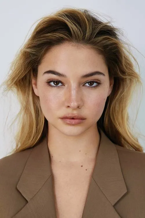Madelyn Cline photo