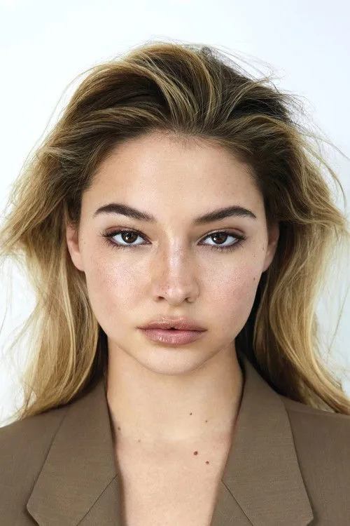 Madelyn Cline photo