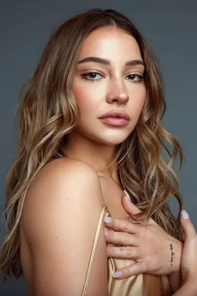 Madelyn Cline photo