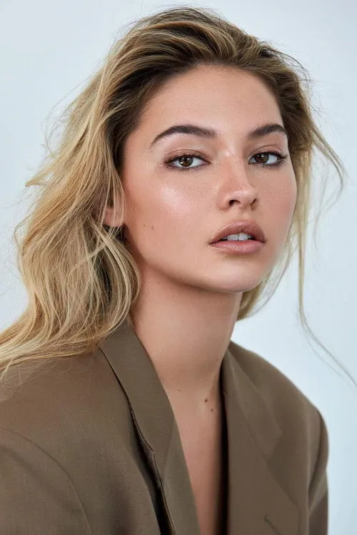 Madelyn Cline photo