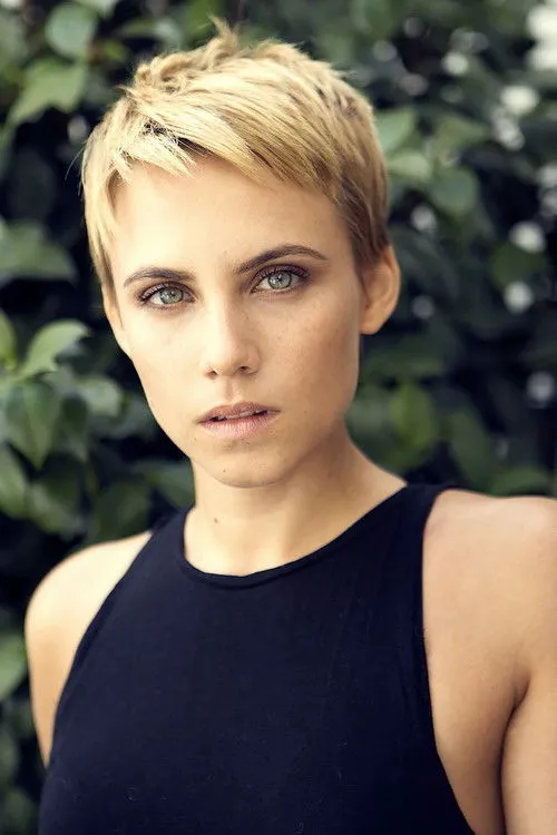 Aura Garrido photo