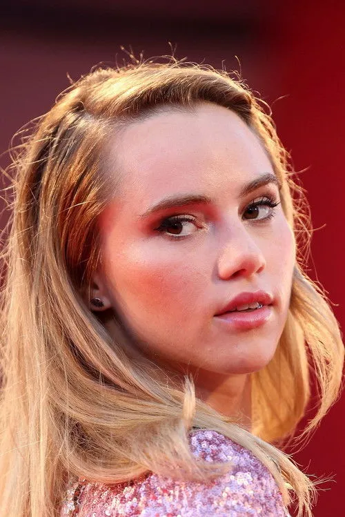 Suki Waterhouse photo
