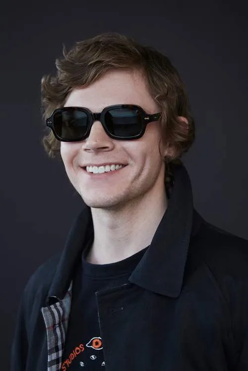 Evan Peters photo
