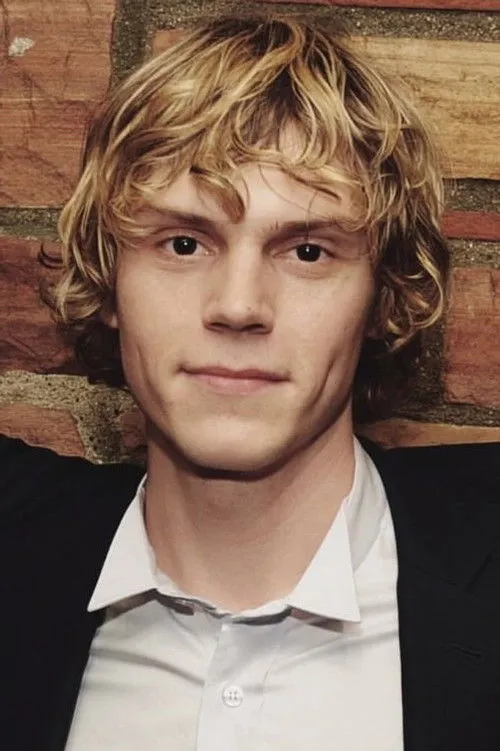 Evan Peters photo