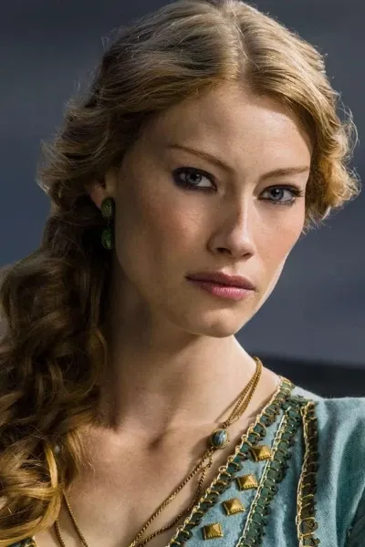 Alyssa Sutherland photo