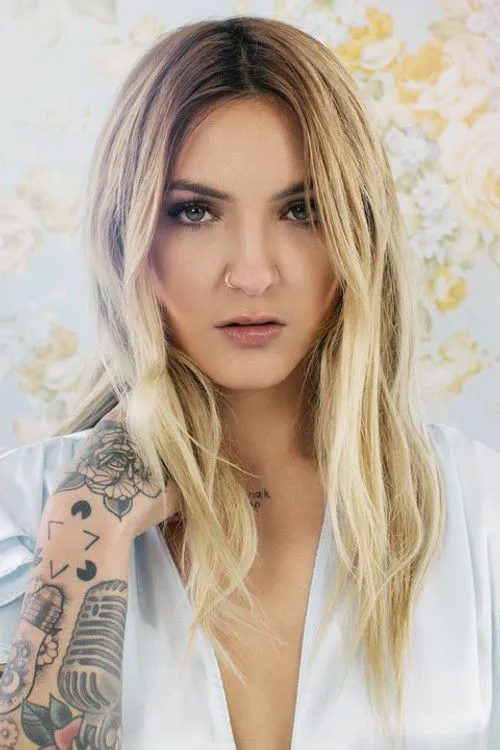 Julia Michaels photo