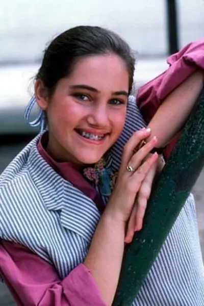 Amy Linker photo