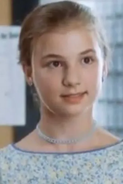 Emily VanCamp photo