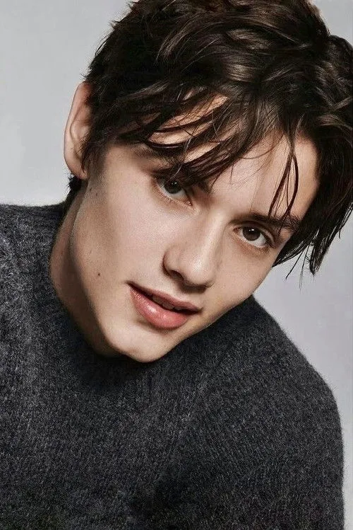 Louis Partridge photo