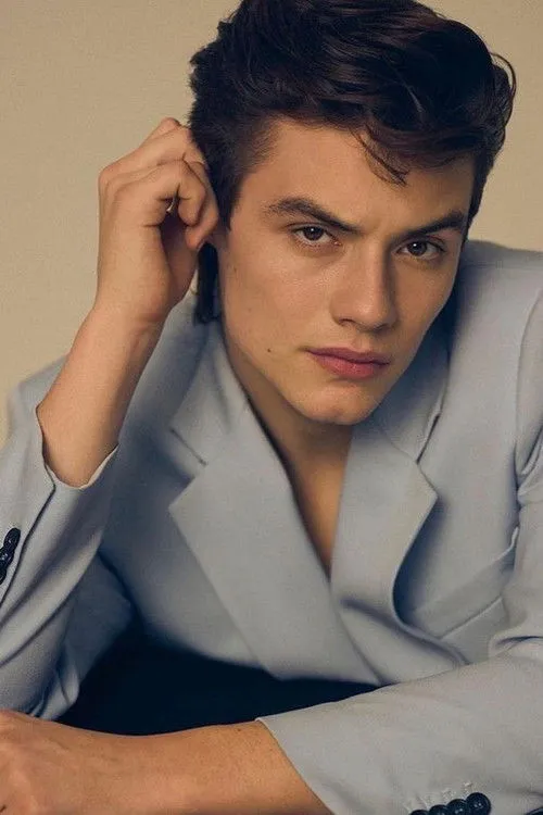Louis Partridge photo