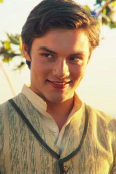 Louis Partridge photo