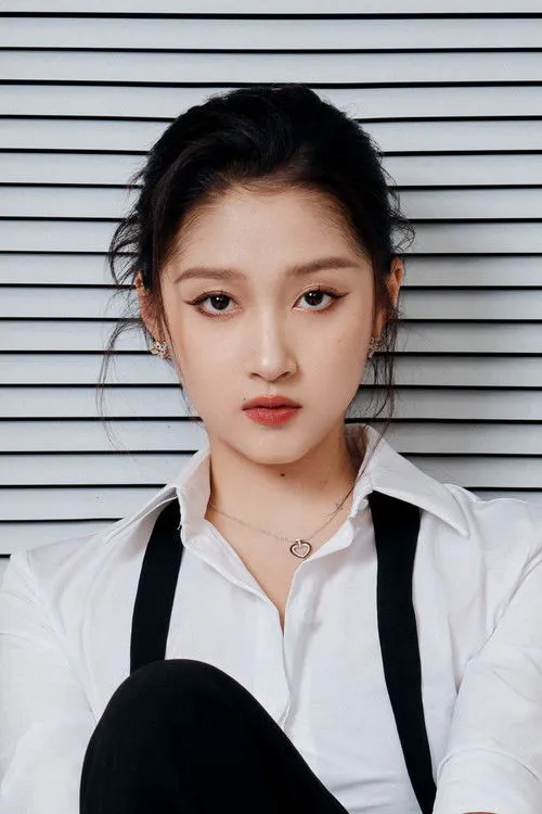 Guan Xiaotong photo