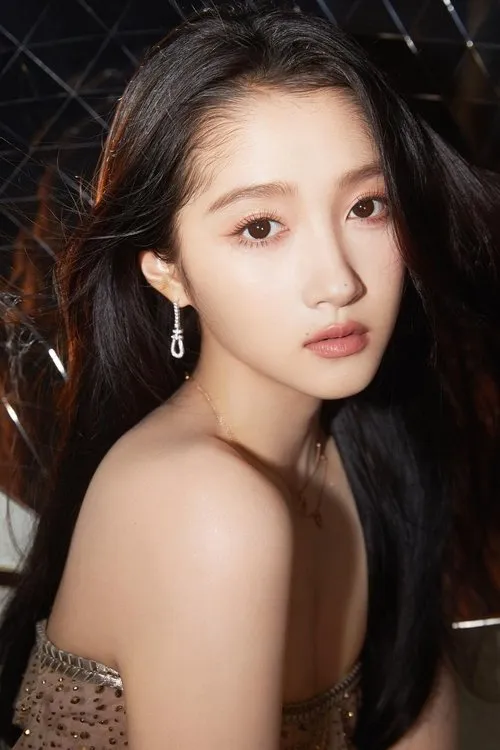 Guan Xiaotong photo