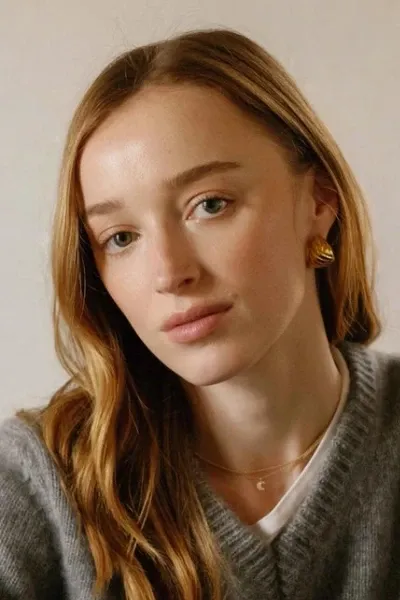 Phoebe Dynevor photo