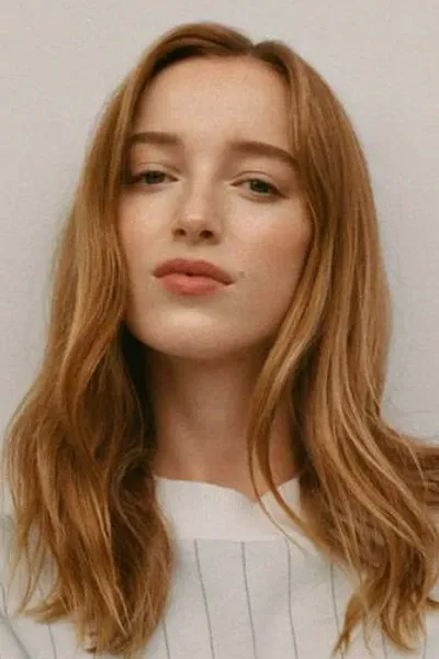 Phoebe Dynevor photo