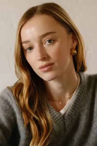 Phoebe Dynevor photo