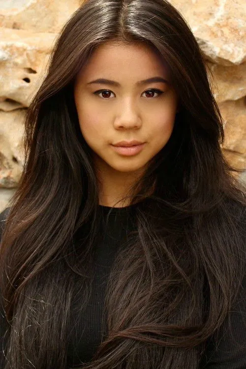 Leah Lewis photo
