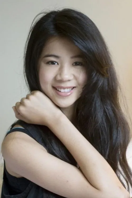 Leah Lewis photo